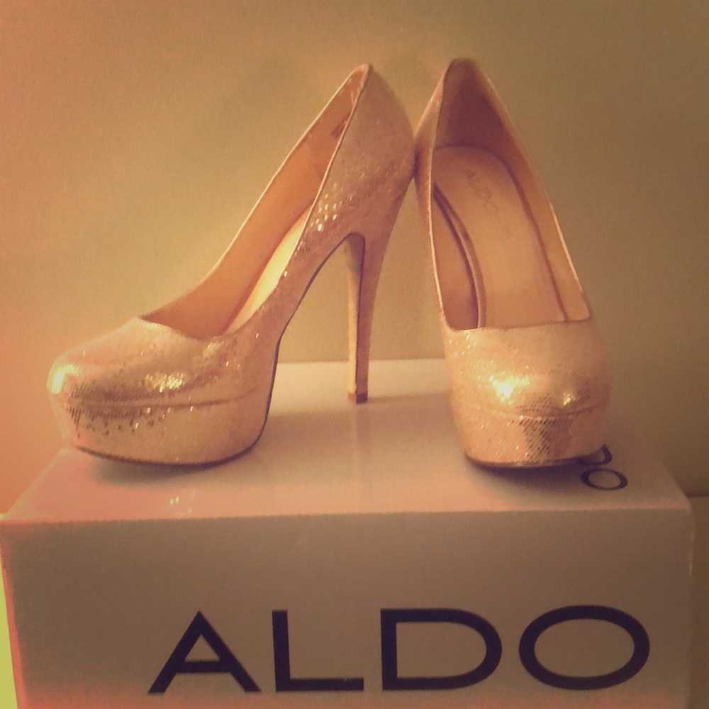 Aldo size 7.5 Cape Coral Gold glitter heels